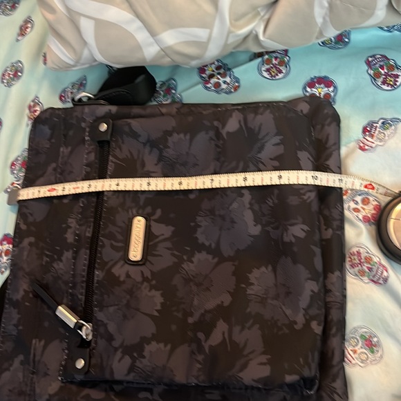 BAGGALLINI New Classic Go Bagg - Onyx Floral - includes RFID phone wristlet. - Picture 6 of 16